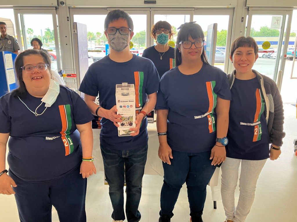 EXITOSA VENTA DE CAMISETAS EN DOS TIENDAS&nbsp;WALMART