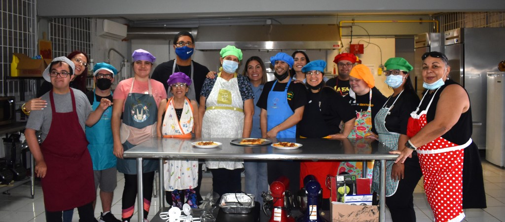 LA CHEF YAMILETTE ELABORA RECETA JUNTO A PARTICIPANTES DEL TALLER DE&nbsp;COCINA